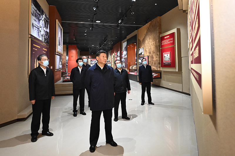 　　10月27日，中共中央總書記、國家主席、中央軍委主席習(xí)近平帶領(lǐng)中共中央政治局常委李強(qiáng)、趙樂際、王滬寧、蔡奇、丁薛祥、李希，瞻仰延安革命紀(jì)念地。這是習(xí)近平等在延安革命紀(jì)念館，參觀《偉大歷程——中共中央在延安十三年歷史陳列》。