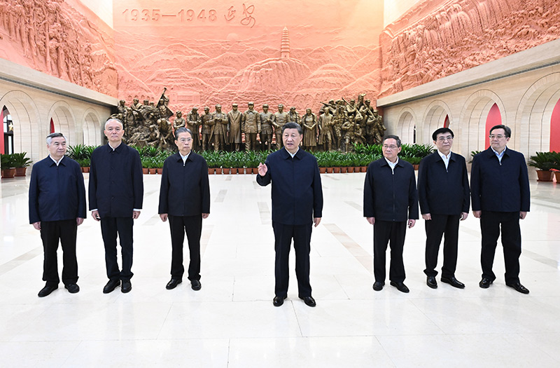 　　10月27日，中共中央總書記、國家主席、中央軍委主席習(xí)近平帶領(lǐng)中共中央政治局常委李強(qiáng)、趙樂際、王滬寧、蔡奇、丁薛祥、李希，瞻仰延安革命紀(jì)念地。這是習(xí)近平在延安革命紀(jì)念館參觀《偉大歷程——中共中央在延安十三年歷史陳列》結(jié)束時發(fā)表重要講話。