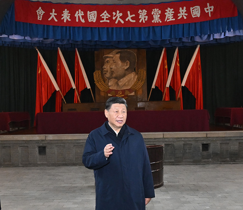 　　10月27日，中共中央總書記、國家主席、中央軍委主席習(xí)近平帶領(lǐng)中共中央政治局常委李強(qiáng)、趙樂際、王滬寧、蔡奇、丁薛祥、李希，瞻仰延安革命紀(jì)念地。這是習(xí)近平在楊家?guī)X瞻仰中共七大會址。