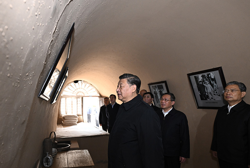 　　10月27日，中共中央總書記、國家主席、中央軍委主席習(xí)近平帶領(lǐng)中共中央政治局常委李強(qiáng)、趙樂際、王滬寧、蔡奇、丁薛祥、李希，瞻仰延安革命紀(jì)念地。這是習(xí)近平等在楊家?guī)X參觀朱德舊居。