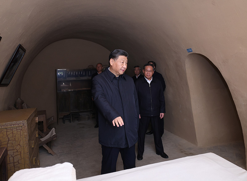 　　10月27日，中共中央總書記、國家主席、中央軍委主席習(xí)近平帶領(lǐng)中共中央政治局常委李強(qiáng)、趙樂際、王滬寧、蔡奇、丁薛祥、李希，瞻仰延安革命紀(jì)念地。這是習(xí)近平等在楊家?guī)X參觀毛澤東舊居。