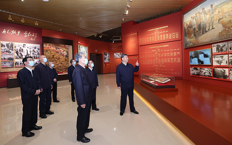 　　10月27日，中共中央總書記、國家主席、中央軍委主席習(xí)近平帶領(lǐng)中共中央政治局常委李強(qiáng)、趙樂際、王滬寧、蔡奇、丁薛祥、李希，瞻仰延安革命紀(jì)念地。這是習(xí)近平等在延安革命紀(jì)念館，參觀《偉大歷程——中共中央在延安十三年歷史陳列》。