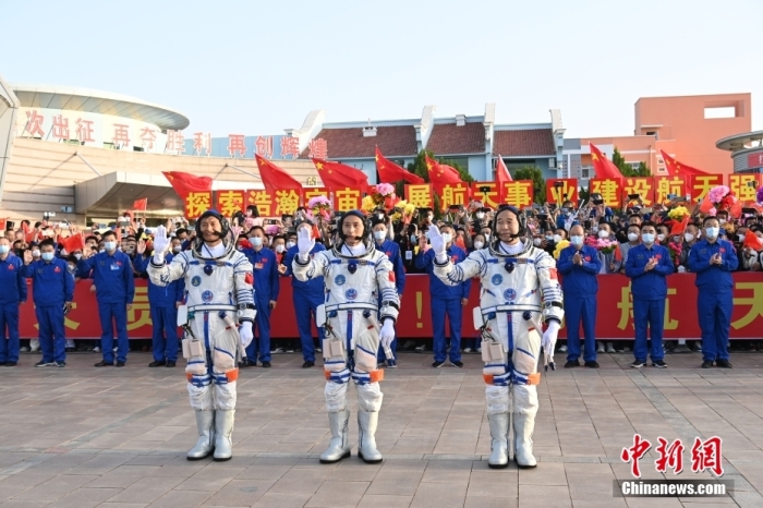 北京時間2023年5月30日6時42分，神舟十六號載人飛行任務(wù)航天員乘組出征儀式在酒泉衛(wèi)星發(fā)射中心問天閣圓夢園廣場舉行。6時44分，中國載人航天工程總指揮、空間站應(yīng)用與發(fā)展階段飛行任務(wù)總指揮部總指揮長許學(xué)強(qiáng)下達(dá)出發(fā)命令，景海鵬、朱楊柱、桂海潮3名航天員領(lǐng)命出征。汪江波 攝