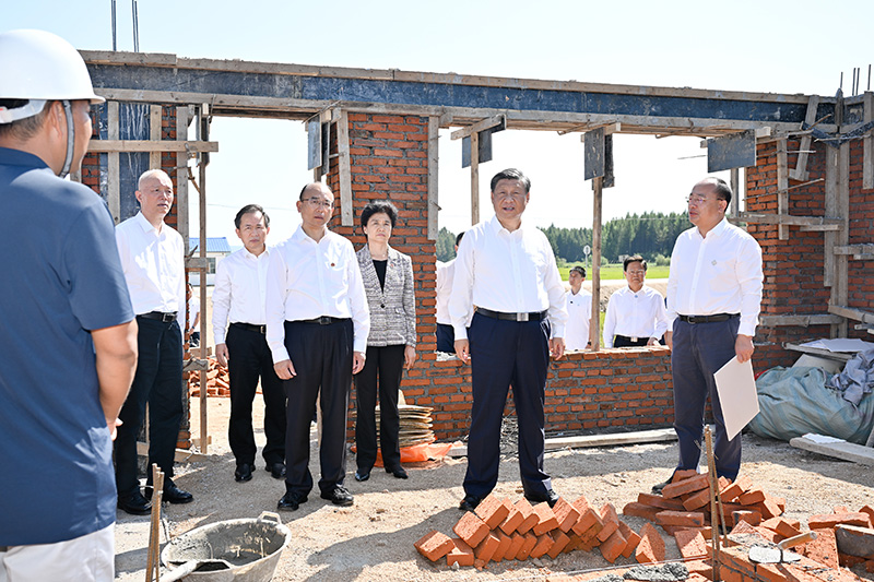 9月6日至8日，中共中央總書記、國家主席、中央軍委主席習(xí)近平在黑龍江考察。這是7日上午，習(xí)近平在遭受洪澇災(zāi)害的哈爾濱尚志市老街基鄉(xiāng)龍王廟村，察看水毀房屋重建情況。